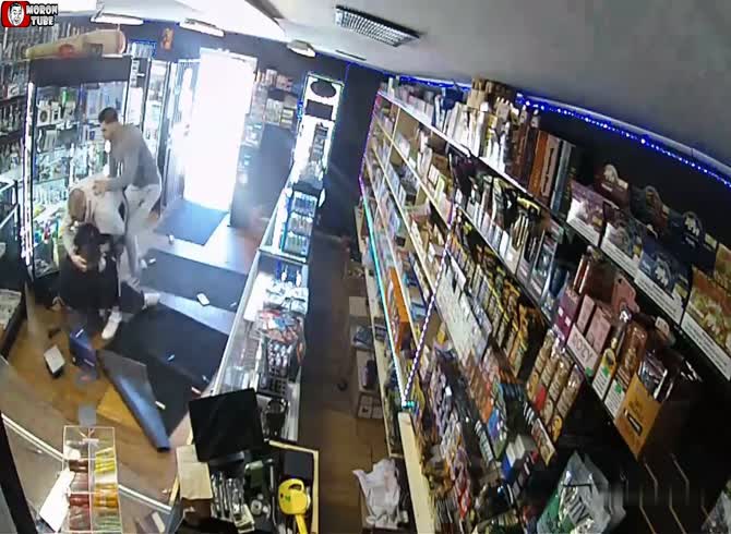 Video :A thief struggles with his two brothers